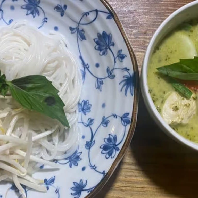 Kanom Jeen Kiaw Waan Gai.